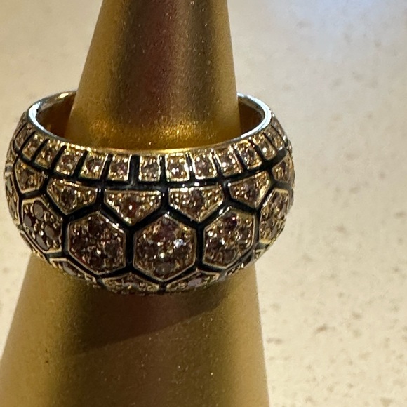 Roberto Coin 1.05 Carat Champagne
Diamonds black Enamel yellow gold band ring. - Picture 2 of 10